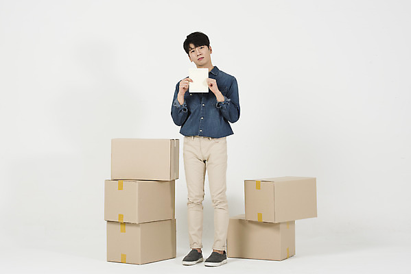 포토 JPG 스튜디오촬영 전신 남자 남학생 대학생 부동산 실내 한명 서기 들기 누끼 20대 성인 앞모습 상자 한국인 이사 택배 고민 흰배경 통장 이삿짐 택배상자 주거지 성인남자한명만 주택대출 청년주택 주거문제 국내포토 1 학생 감정 뷰포인트 백그라운드 모션 사람 동양인 청년 내부 금융 운송업 흰색 재산 사회이슈 대출 남자한명만 성인남자만 파일형식 청년주거지원사업