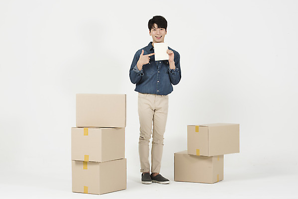 포토 JPG 스튜디오촬영 전신 남자 행복 남학생 대학생 부동산 실내 한명 서기 들기 누끼 20대 성인 앞모습 상자 한국인 가리킴 이사 즐거움 택배 흰배경 통장 이삿짐 택배상자 주거지 성인남자한명만 주택대출 청년주택 주거문제 국내포토 1 학생 감정 뷰포인트 백그라운드 모션 사람 동양인 손짓 청년 내부 금융 운송업 흰색 재산 사회이슈 대출 남자한명만 성인남자만 파일형식 청년주거지원사업
