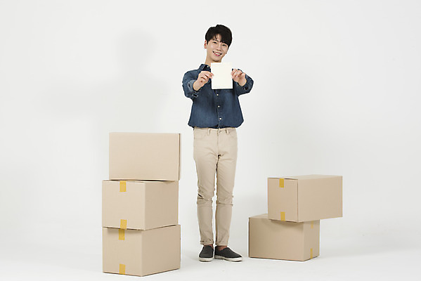 포토 JPG 스튜디오촬영 전신 남자 행복 남학생 대학생 부동산 실내 한명 서기 들기 누끼 20대 성인 앞모습 상자 한국인 이사 즐거움 택배 흰배경 통장 이삿짐 보여주기 택배상자 주거지 성인남자한명만 주택대출 청년주택 주거문제 국내포토 1 학생 감정 뷰포인트 백그라운드 모션 사람 동양인 청년 내부 금융 운송업 흰색 재산 사회이슈 대출 남자한명만 성인남자만 파일형식 청년주거지원사업