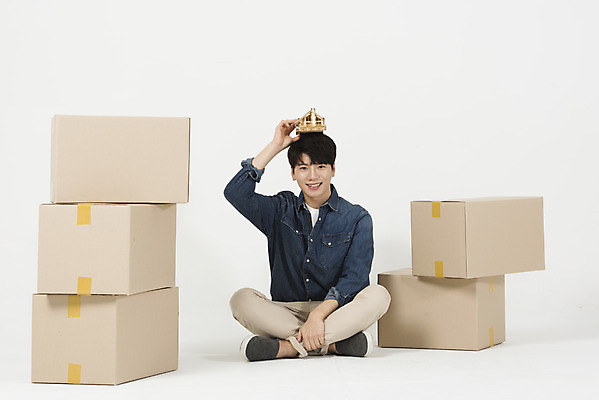 포토 JPG 스튜디오촬영 전신 남자 행복 남학생 대학생 부동산 실내 한명 들기 누끼 앉기 20대 성인 앞모습 상자 한국인 이사 즐거움 택배 흰배경 이삿짐 택배상자 주거지 성인남자한명만 집모양 주택대출 청년주택 주거문제 국내포토 모양 1 학생 감정 뷰포인트 백그라운드 모션 사람 동양인 청년 내부 운송업 흰색 재산 사회이슈 대출 남자한명만 성인남자만 파일형식 청년주거지원사업