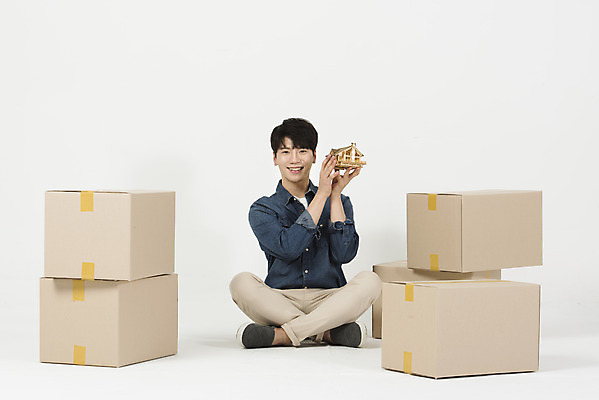 포토 JPG 스튜디오촬영 전신 남자 행복 남학생 대학생 부동산 실내 한명 들기 누끼 앉기 20대 성인 앞모습 상자 한국인 이사 즐거움 택배 흰배경 이삿짐 택배상자 주거지 성인남자한명만 집모양 주택대출 청년주택 주거문제 국내포토 모양 1 학생 감정 뷰포인트 백그라운드 모션 사람 동양인 청년 내부 운송업 흰색 재산 사회이슈 대출 남자한명만 성인남자만 파일형식 청년주거지원사업