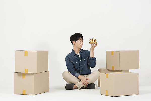 포토 JPG 스튜디오촬영 전신 응시 남자 행복 남학생 대학생 부동산 실내 한명 들기 누끼 앉기 20대 성인 앞모습 상자 한국인 이사 즐거움 택배 흰배경 이삿짐 택배상자 주거지 성인남자한명만 집모양 주택대출 청년주택 주거문제 국내포토 모양 1 학생 시선 감정 뷰포인트 백그라운드 모션 사람 동양인 청년 내부 운송업 흰색 재산 사회이슈 대출 남자한명만 성인남자만 파일형식 청년주거지원사업