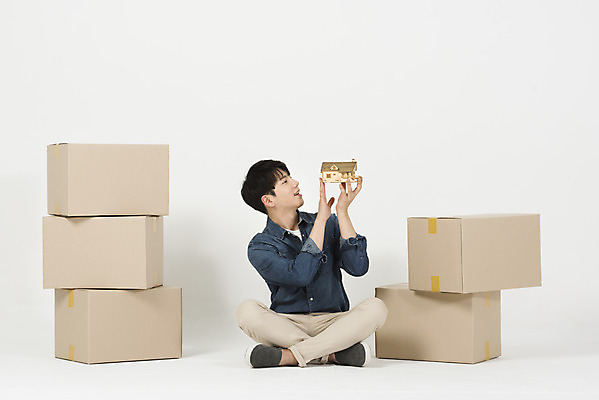 포토 JPG 스튜디오촬영 전신 응시 남자 행복 남학생 대학생 부동산 실내 한명 들기 누끼 앉기 20대 성인 앞모습 상자 한국인 이사 즐거움 택배 흰배경 이삿짐 택배상자 주거지 성인남자한명만 집모양 주택대출 청년주택 주거문제 국내포토 모양 1 학생 시선 감정 뷰포인트 백그라운드 모션 사람 동양인 청년 내부 운송업 흰색 재산 사회이슈 대출 남자한명만 성인남자만 파일형식 청년주거지원사업