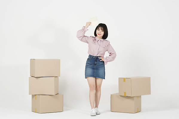 포토 JPG 스튜디오촬영 전신 여학생 여자 행복 대학생 허리손 부동산 실내 한명 서기 미소 들기 누끼 20대 성인 앞모습 상자 한국인 이사 즐거움 택배 흰배경 통장 이삿짐 택배상자 주거지 성인여자한명만 주택대출 청년주택 주거문제 국내포토 1 학생 감정 뷰포인트 포즈 백그라운드 모션 표정 사람 동양인 청년 내부 금융 운송업 흰색 재산 사회이슈 대출 여자한명만 성인여자만 파일형식 청년주거지원사업