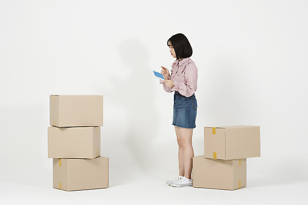 포토 JPG 스튜디오촬영 전신 응시 여학생 여자 대학생 부동산 실내 한명 들기 누끼 20대 성인 옆모습 상자 한국인 이사 택배 고민 흰배경 통장 이삿짐 택배상자 주거지 성인여자한명만 주택대출 청년주택 주거문제 국내포토 1 학생 시선 감정 뷰포인트 백그라운드 모션 사람 동양인 청년 내부 금융 운송업 흰색 재산 사회이슈 대출 여자한명만 성인여자만 파일형식 청년주거지원사업