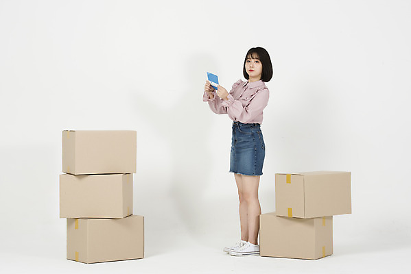 포토 JPG 스튜디오촬영 전신 응시 여학생 여자 대학생 부동산 실내 한명 들기 누끼 20대 성인 옆모습 상자 한국인 이사 택배 고민 흰배경 통장 이삿짐 택배상자 주거지 성인여자한명만 주택대출 청년주택 주거문제 국내포토 1 학생 시선 감정 뷰포인트 백그라운드 모션 사람 동양인 청년 내부 금융 운송업 흰색 재산 사회이슈 대출 여자한명만 성인여자만 파일형식 청년주거지원사업