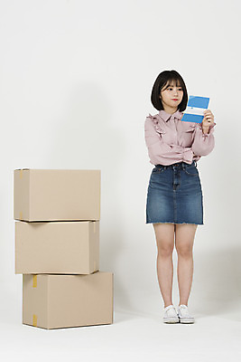 포토 JPG 스튜디오촬영 전신 응시 여학생 여자 대학생 부동산 실내 한명 들기 누끼 20대 성인 앞모습 상자 팔짱 한국인 이사 택배 고민 흰배경 통장 이삿짐 택배상자 주거지 성인여자한명만 주택대출 청년주택 주거문제 국내포토 1 학생 시선 감정 뷰포인트 백그라운드 모션 사람 동양인 청년 내부 금융 운송업 흰색 재산 사회이슈 대출 여자한명만 성인여자만 파일형식 청년주거지원사업