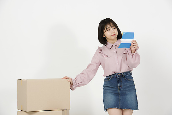 포토 JPG 스튜디오촬영 응시 여학생 여자 대학생 부동산 실내 한명 들기 누끼 상반신 20대 성인 앞모습 상자 기댐 한국인 이사 택배 고민 흰배경 통장 이삿짐 택배상자 주거지 성인여자한명만 주택대출 청년주택 주거문제 국내포토 1 학생 시선 감정 뷰포인트 백그라운드 모션 사람 동양인 청년 내부 금융 운송업 흰색 재산 사회이슈 대출 여자한명만 성인여자만 파일형식 청년주거지원사업