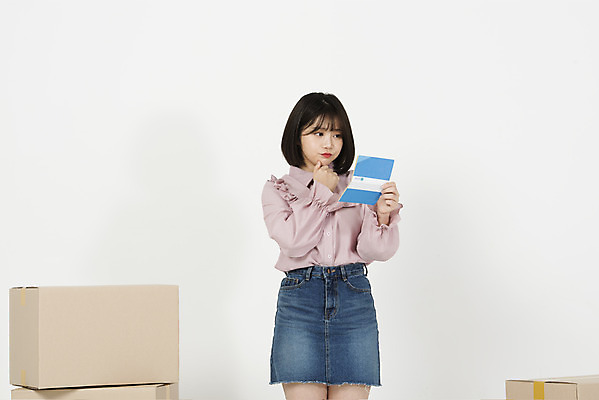포토 JPG 스튜디오촬영 응시 여학생 여자 대학생 부동산 실내 한명 들기 누끼 상반신 20대 성인 앞모습 상자 턱괴기 한국인 이사 택배 고민 흰배경 통장 이삿짐 택배상자 주거지 성인여자한명만 주택대출 청년주택 주거문제 국내포토 1 학생 시선 감정 뷰포인트 백그라운드 모션 사람 동양인 청년 내부 금융 운송업 흰색 재산 사회이슈 대출 여자한명만 성인여자만 파일형식 청년주거지원사업
