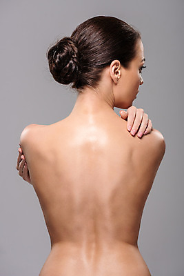 포토 JPG 스튜디오촬영 서양인 외국인 응시 여자 신체 실내 한명 누끼 상반신 20대 성인 뒷모습 누드 몸매 허리 흰배경 세미누드 성인여자한명만 국내포토 1 시선 뷰포인트 백그라운드 사람 인종 청년 내부 신체부위 흰색 여자한명만 성인여자만 파일형식