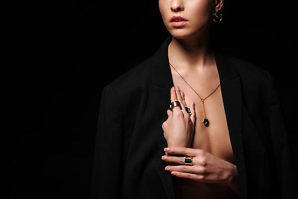 포토 JPG 스튜디오촬영 서양인 외국인 여자 신체 검은배경 실내 한명 누끼 상반신 20대 성인 앞모습 귀걸이 반지 누드 몸매 세미누드 성인여자한명만 국내포토 1 뷰포인트 백그라운드 장신구 사람 인종 청년 내부 검은색 여자한명만 성인여자만 파일형식