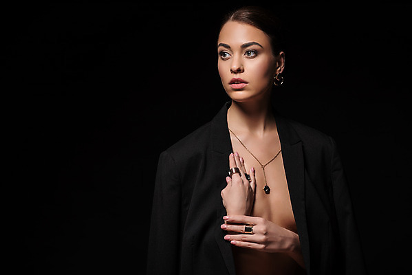 포토 JPG 스튜디오촬영 서양인 외국인 여자 신체 검은배경 실내 한명 누끼 상반신 20대 성인 앞모습 귀걸이 반지 누드 몸매 세미누드 성인여자한명만 국내포토 1 뷰포인트 백그라운드 장신구 사람 인종 청년 내부 검은색 여자한명만 성인여자만 파일형식