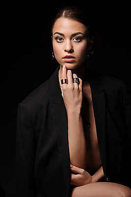 포토 JPG 스튜디오촬영 서양인 외국인 여자 신체 검은배경 실내 한명 누끼 상반신 20대 성인 앞모습 귀걸이 반지 누드 몸매 세미누드 성인여자한명만 국내포토 1 뷰포인트 백그라운드 장신구 사람 인종 청년 내부 검은색 여자한명만 성인여자만 파일형식
