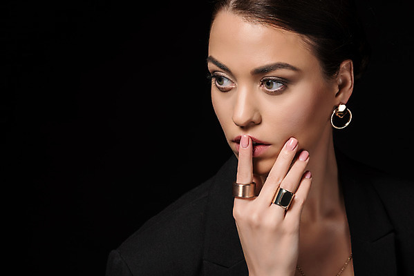 포토 JPG 스튜디오촬영 서양인 외국인 응시 여자 신체 검은배경 실내 한명 누끼 손짓 상반신 20대 성인 앞모습 귀걸이 반지 누드 몸매 세미누드 성인여자한명만 국내포토 1 시선 뷰포인트 백그라운드 장신구 모션 사람 인종 청년 내부 검은색 여자한명만 성인여자만 파일형식