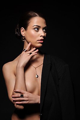 포토 JPG 스튜디오촬영 서양인 외국인 응시 여자 신체 목걸이 검은배경 실내 한명 누끼 상반신 20대 성인 앞모습 반지 누드 가슴 몸매 세미누드 얼굴가리기 성인여자한명만 국내포토 1 시선 뷰포인트 백그라운드 장신구 사람 인종 청년 내부 신체부위 검은색 가림 여자한명만 성인여자만 파일형식