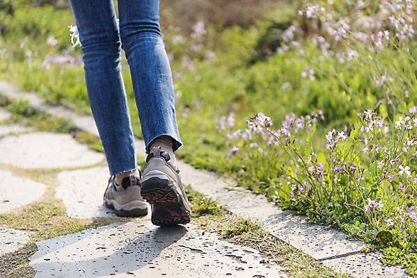 포토 JPG 주간 여자 여행 운동화 자연 아웃도어 한명 사람 근접촬영 20대 성인 야외 뒷모습 신체부위 제주도 걷기 봄 트래킹 들꽃 한국인 하반신 청바지 다리 국내여행 올레길 용머리해안 제주도여행 성인여자한명만 국내포토 자연요소 1 계절 꽃 길 뷰포인트 신발 바지 모션 레저 한국 동양인 청년 생태계 서귀포 여자한명만 성인여자만 파일형식