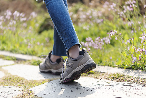 포토 JPG 주간 여자 여행 운동화 자연 아웃도어 한명 사람 근접촬영 20대 성인 야외 옆모습 신체부위 제주도 걷기 봄 트래킹 들꽃 한국인 하반신 청바지 다리 국내여행 올레길 용머리해안 제주도여행 성인여자한명만 국내포토 자연요소 1 계절 꽃 길 뷰포인트 신발 바지 모션 레저 한국 동양인 청년 생태계 서귀포 여자한명만 성인여자만 파일형식