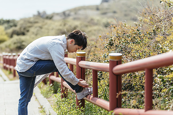 포토 JPG 주간 전신 나무 남자 여행 난간 자연 아웃도어 한명 사람 성인 야외 옆모습 30대 울타리 제주도 봄 트래킹 한국인 집중 신발끈 국내여행 신발끈묶기 올레길 용머리해안 제주도여행 성인남자한명만 국내포토 자연요소 식물 1 계절 길 뷰포인트 컨셉 레저 한국 동양인 장년 담장 묶기 생태계 서귀포 남자한명만 성인남자만 파일형식