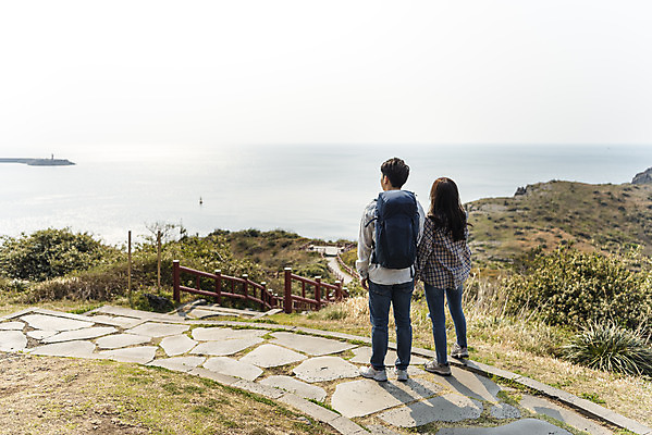 포토 JPG 주간 전신 커플 응시 여자 남자 바다 여행 배낭 자연 아웃도어 사랑 서기 사람 풍경 20대 성인 야외 두명 뒷모습 30대 친구 울타리 제주도 손잡기 다정 봄 트래킹 한국인 언덕 국내여행 올레길 용머리해안 제주도여행 성인만 국내포토 자연요소 시선 계절 감정 길 뷰포인트 컨셉 가방 관계 모션 레저 한국 동양인 청년 장년 담장 생태계 서귀포 파일형식