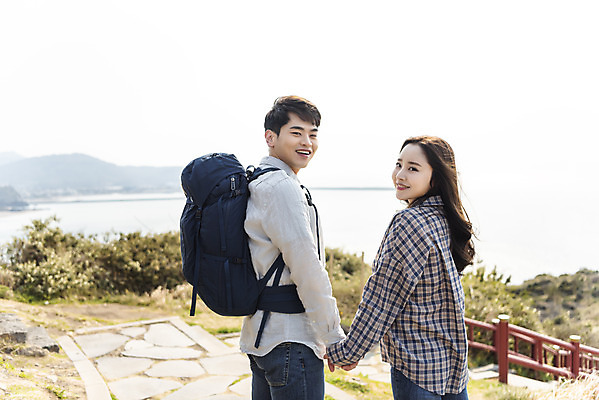 포토 JPG 주간 커플 응시 여자 남자 바다 여행 배낭 자연 아웃도어 사랑 미소 사람 풍경 상반신 20대 성인 야외 두명 옆모습 30대 친구 제주도 손잡기 다정 봄 트래킹 한국인 뒤돌아보기 즐거움 국내여행 올레길 용머리해안 제주도여행 성인만 국내포토 자연요소 시선 계절 감정 길 뷰포인트 컨셉 가방 관계 모션 레저 한국 표정 동양인 청년 장년 생태계 서귀포 파일형식