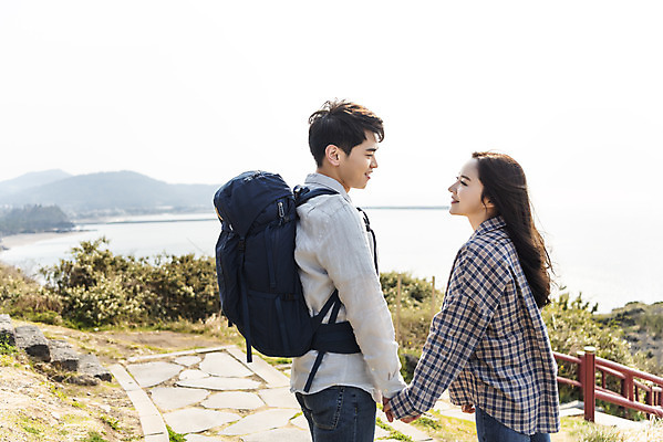 포토 JPG 주간 커플 응시 여자 남자 바다 여행 배낭 난간 자연 아웃도어 사랑 미소 사람 풍경 상반신 20대 성인 야외 두명 옆모습 30대 친구 울타리 제주도 마주보기 손잡기 다정 봄 트래킹 한국인 즐거움 국내여행 올레길 용머리해안 제주도여행 성인만 국내포토 자연요소 시선 계절 감정 길 뷰포인트 컨셉 가방 관계 모션 레저 한국 표정 동양인 청년 장년 담장 생태계 서귀포 파일형식