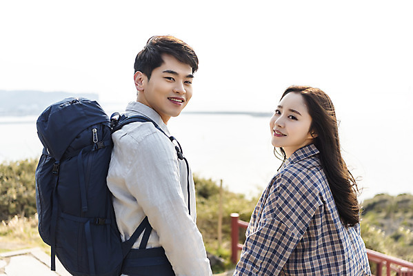 포토 JPG 주간 커플 응시 여자 남자 바다 여행 배낭 난간 자연 아웃도어 사랑 미소 사람 상반신 20대 성인 야외 두명 뒷모습 30대 친구 울타리 제주도 손잡기 다정 봄 트래킹 한국인 뒤돌아보기 국내여행 올레길 용머리해안 제주도여행 성인만 국내포토 자연요소 시선 계절 감정 길 뷰포인트 컨셉 가방 관계 모션 레저 한국 표정 동양인 청년 장년 담장 생태계 서귀포 파일형식