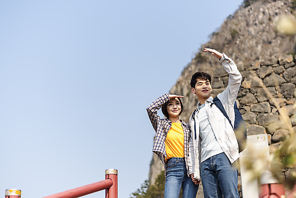 포토 JPG 주간 커플 여자 남자 로우앵글 여행 배낭 난간 자연 산 아웃도어 사랑 사람 손짓 상반신 20대 성인 야외 두명 앞모습 30대 친구 울타리 제주도 손잡기 다정 봄 트래킹 한국인 눈부심 국내여행 올레길 용머리해안 제주도여행 성인만 국내포토 자연요소 계절 감정 길 뷰포인트 컨셉 가방 관계 모션 레저 한국 동양인 청년 장년 담장 생태계 서귀포 파일형식