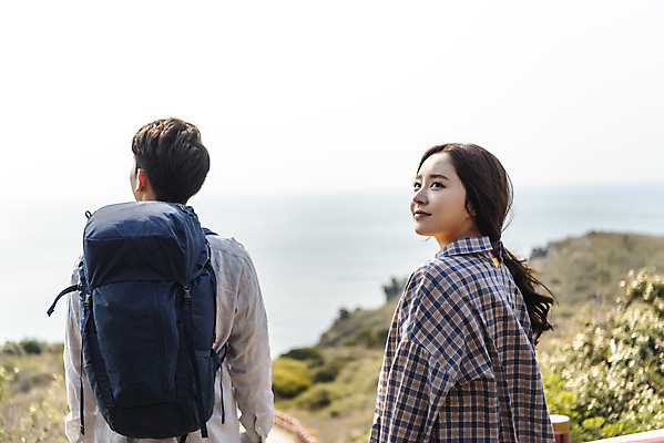 포토 JPG 주간 커플 응시 여자 남자 바다 여행 배낭 자연 아웃도어 사랑 사람 풍경 상반신 20대 성인 야외 두명 옆모습 뒷모습 30대 친구 제주도 다정 봄 트래킹 한국인 언덕 즐거움 국내여행 올레길 용머리해안 제주도여행 성인만 국내포토 자연요소 시선 계절 감정 길 뷰포인트 컨셉 가방 관계 레저 한국 동양인 청년 장년 생태계 서귀포 파일형식