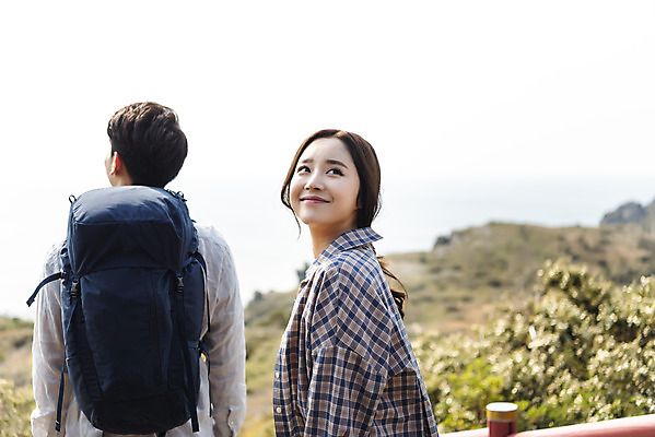 포토 JPG 주간 커플 응시 여자 남자 여행 배낭 자연 아웃도어 사랑 미소 사람 풍경 상반신 20대 성인 야외 두명 옆모습 뒷모습 30대 친구 울타리 제주도 다정 봄 트래킹 한국인 즐거움 국내여행 올레길 용머리해안 제주도여행 성인만 국내포토 자연요소 시선 계절 감정 길 뷰포인트 컨셉 가방 관계 레저 한국 표정 동양인 청년 장년 담장 생태계 서귀포 파일형식