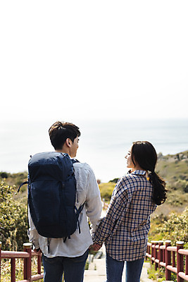 포토 JPG 주간 커플 응시 여자 남자 바다 여행 배낭 자연 아웃도어 사랑 미소 사람 풍경 상반신 20대 성인 야외 두명 뒷모습 30대 친구 울타리 제주도 마주보기 계단 손잡기 다정 봄 트래킹 한국인 국내여행 올레길 용머리해안 제주도여행 성인만 국내포토 자연요소 시선 계절 감정 길 뷰포인트 컨셉 가방 관계 모션 레저 한국 표정 동양인 청년 장년 담장 생태계 서귀포 파일형식