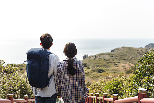 포토 JPG 주간 커플 응시 여자 남자 바다 여행 배낭 자연 아웃도어 사랑 서기 사람 풍경 상반신 20대 성인 야외 두명 뒷모습 30대 친구 울타리 제주도 손잡기 다정 봄 트래킹 한국인 언덕 국내여행 올레길 용머리해안 제주도여행 성인만 국내포토 자연요소 시선 계절 감정 길 뷰포인트 컨셉 가방 관계 모션 레저 한국 동양인 청년 장년 담장 생태계 서귀포 파일형식