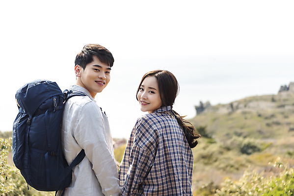 포토 JPG 주간 커플 응시 여자 남자 바다 여행 배낭 자연 아웃도어 사랑 미소 사람 풍경 상반신 20대 성인 야외 두명 뒷모습 30대 친구 제주도 다정 봄 트래킹 한국인 뒤돌아보기 언덕 국내여행 올레길 용머리해안 제주도여행 성인만 국내포토 자연요소 시선 계절 감정 길 뷰포인트 컨셉 가방 관계 모션 레저 한국 표정 동양인 청년 장년 생태계 서귀포 파일형식