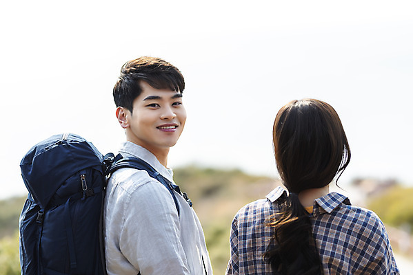 포토 JPG 주간 커플 응시 여자 남자 여행 배낭 자연 아웃도어 사랑 미소 사람 상반신 20대 성인 야외 두명 뒷모습 30대 친구 제주도 다정 봄 트래킹 한국인 뒤돌아보기 국내여행 올레길 용머리해안 제주도여행 성인만 국내포토 자연요소 시선 계절 감정 길 뷰포인트 컨셉 가방 관계 모션 레저 한국 표정 동양인 청년 장년 생태계 서귀포 파일형식