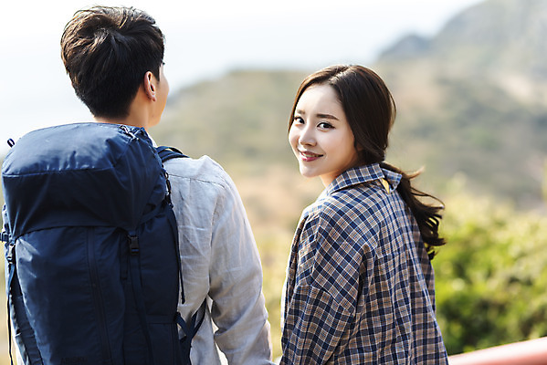 포토 JPG 주간 커플 응시 여자 남자 여행 배낭 자연 아웃도어 사랑 미소 사람 상반신 20대 성인 야외 두명 뒷모습 30대 친구 제주도 다정 봄 트래킹 한국인 뒤돌아보기 국내여행 올레길 용머리해안 제주도여행 성인만 국내포토 자연요소 시선 계절 감정 길 뷰포인트 컨셉 가방 관계 모션 레저 한국 표정 동양인 청년 장년 생태계 서귀포 파일형식