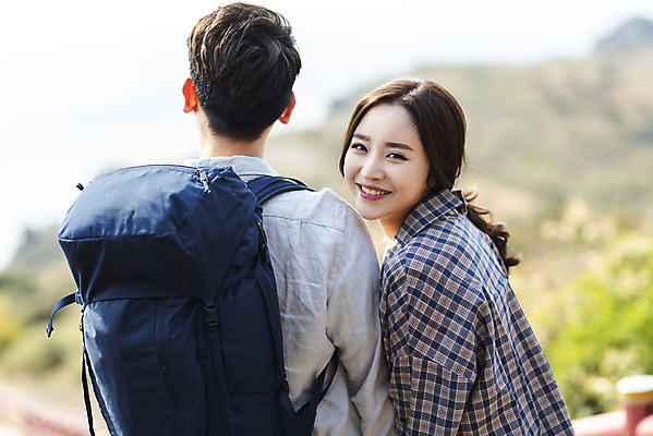 포토 JPG 주간 커플 응시 여자 남자 여행 배낭 자연 아웃도어 사랑 미소 사람 상반신 20대 성인 야외 두명 뒷모습 30대 친구 제주도 다정 봄 트래킹 한국인 뒤돌아보기 국내여행 올레길 용머리해안 제주도여행 성인만 국내포토 자연요소 시선 계절 감정 길 뷰포인트 컨셉 가방 관계 모션 레저 한국 표정 동양인 청년 장년 생태계 서귀포 파일형식