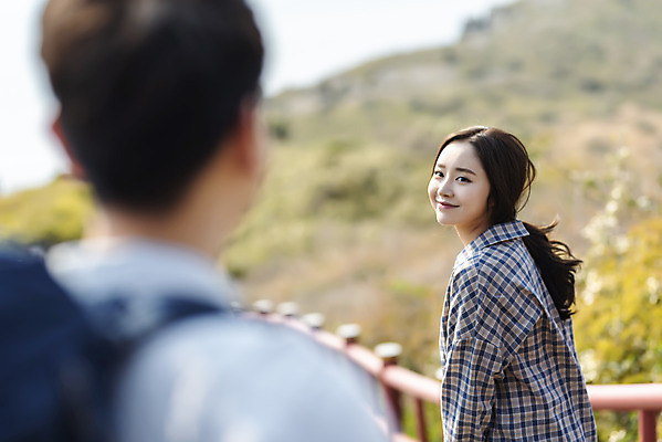 포토 JPG 주간 커플 응시 여자 남자 여행 배낭 자연 아웃도어 사랑 미소 사람 상반신 20대 성인 야외 두명 옆모습 뒷모습 30대 친구 울타리 제주도 다정 봄 트래킹 한국인 즐거움 국내여행 올레길 용머리해안 제주도여행 성인만 국내포토 자연요소 시선 계절 감정 길 뷰포인트 컨셉 가방 관계 레저 한국 표정 동양인 청년 장년 담장 생태계 서귀포 파일형식