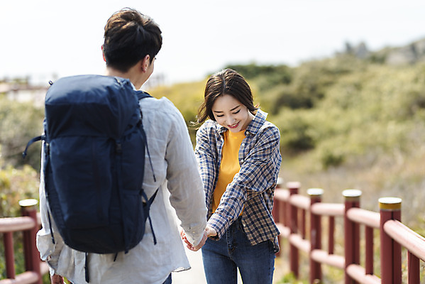 포토 JPG 주간 커플 여자 남자 여행 배낭 자연 아웃도어 사랑 미소 사람 상반신 20대 성인 야외 두명 앞모습 뒷모습 30대 친구 울타리 제주도 걷기 손잡기 다정 봄 트래킹 한국인 즐거움 국내여행 올레길 용머리해안 제주도여행 성인만 국내포토 자연요소 계절 감정 길 뷰포인트 컨셉 가방 관계 모션 레저 한국 표정 동양인 청년 장년 담장 생태계 서귀포 파일형식
