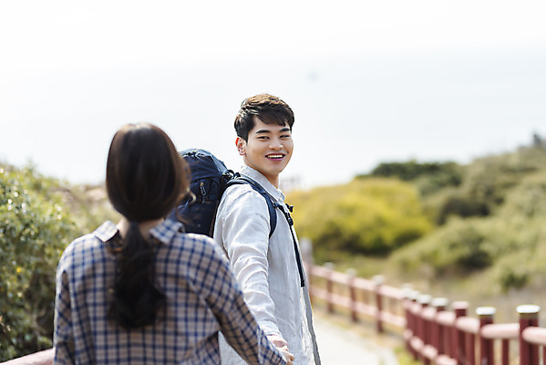 포토 JPG 주간 커플 응시 여자 남자 바다 여행 배낭 자연 아웃도어 사랑 미소 사람 풍경 상반신 20대 성인 야외 두명 옆모습 뒷모습 30대 친구 울타리 제주도 마주보기 손잡기 다정 봄 트래킹 한국인 들풀 언덕 즐거움 국내여행 올레길 용머리해안 제주도여행 성인만 국내포토 자연요소 시선 계절 감정 길 뷰포인트 컨셉 가방 관계 모션 레저 한국 표정 동양인 청년 장년 담장 생태계 서귀포 파일형식