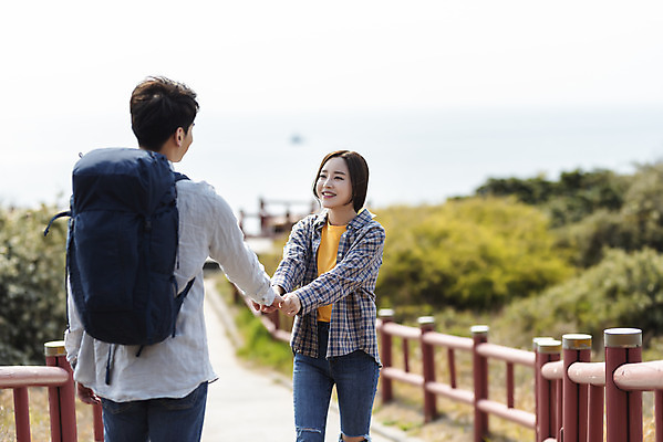 포토 JPG 주간 커플 응시 여자 남자 바다 여행 배낭 자연 아웃도어 사랑 미소 사람 풍경 상반신 20대 성인 야외 두명 앞모습 뒷모습 30대 친구 울타리 제주도 마주보기 손잡기 다정 봄 트래킹 한국인 들풀 국내여행 올레길 용머리해안 제주도여행 성인만 국내포토 자연요소 시선 계절 감정 길 뷰포인트 컨셉 가방 관계 모션 레저 한국 표정 동양인 청년 장년 담장 생태계 서귀포 파일형식