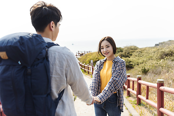 포토 JPG 주간 커플 응시 여자 남자 바다 여행 배낭 자연 아웃도어 사랑 서기 미소 사람 풍경 상반신 20대 성인 야외 두명 앞모습 뒷모습 30대 친구 울타리 제주도 손잡기 다정 봄 트래킹 한국인 들풀 국내여행 올레길 용머리해안 제주도여행 성인만 국내포토 자연요소 시선 계절 감정 길 뷰포인트 컨셉 가방 관계 모션 레저 한국 표정 동양인 청년 장년 담장 생태계 서귀포 파일형식