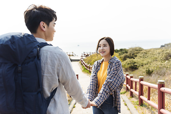 포토 JPG 주간 커플 응시 여자 남자 바다 여행 배낭 자연 아웃도어 사랑 미소 사람 풍경 상반신 20대 성인 야외 두명 앞모습 뒷모습 30대 친구 울타리 제주도 마주보기 걷기 손잡기 다정 봄 트래킹 한국인 들풀 국내여행 올레길 용머리해안 제주도여행 성인만 국내포토 자연요소 시선 계절 감정 길 뷰포인트 컨셉 가방 관계 모션 레저 한국 표정 동양인 청년 장년 담장 생태계 서귀포 파일형식