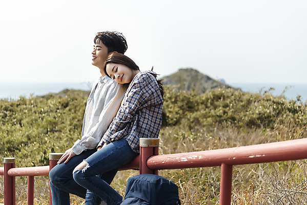 포토 JPG 주간 커플 여자 남자 바다 여행 배낭 난간 자연 휴식 아웃도어 사랑 미소 사람 앉기 풍경 상반신 20대 성인 야외 두명 옆모습 30대 친구 울타리 제주도 눈감음 기댐 다정 봄 트래킹 한국인 들풀 즐거움 국내여행 올레길 용머리해안 제주도여행 성인만 국내포토 자연요소 계절 감정 길 뷰포인트 컨셉 가방 관계 모션 레저 한국 표정 동양인 청년 장년 담장 생태계 서귀포 파일형식