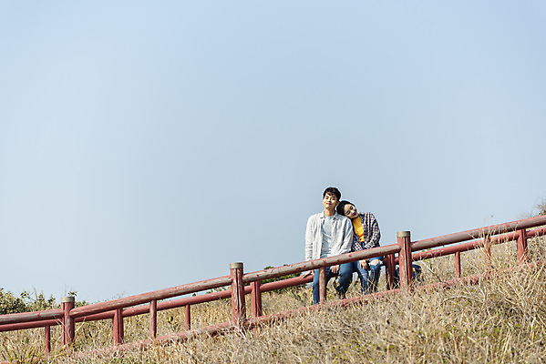 포토 JPG 주간 커플 응시 여자 남자 여행 난간 자연 하늘 휴식 아웃도어 사랑 사람 앉기 상반신 20대 성인 야외 두명 앞모습 30대 친구 울타리 제주도 기댐 다정 봄 트래킹 한국인 들풀 국내여행 올레길 용머리해안 제주도여행 성인만 국내포토 자연요소 시선 계절 감정 길 뷰포인트 컨셉 관계 모션 레저 한국 동양인 청년 장년 담장 생태계 서귀포 파일형식