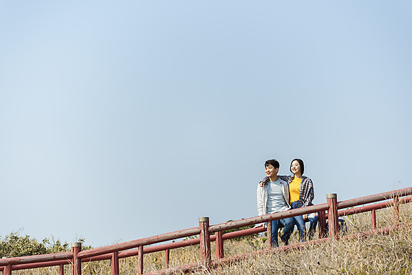포토 JPG 주간 전신 커플 응시 여자 남자 여행 난간 자연 하늘 휴식 아웃도어 사랑 미소 사람 앉기 20대 성인 야외 두명 앞모습 30대 친구 울타리 제주도 기댐 다정 봄 트래킹 한국인 들풀 국내여행 올레길 용머리해안 제주도여행 성인만 어깨에손 국내포토 자연요소 시선 계절 감정 길 뷰포인트 컨셉 관계 모션 레저 한국 표정 동양인 청년 장년 담장 생태계 서귀포 파일형식