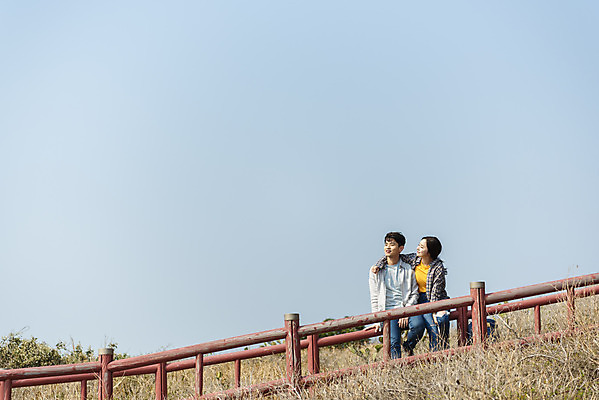 포토 JPG 주간 전신 커플 응시 여자 남자 여행 자연 휴식 아웃도어 사랑 사람 상반신 20대 성인 야외 두명 앞모습 30대 친구 울타리 제주도 기댐 다정 봄 트래킹 한국인 들풀 국내여행 올레길 용머리해안 제주도여행 성인만 어깨에손 국내포토 자연요소 시선 계절 감정 길 뷰포인트 컨셉 관계 모션 레저 한국 동양인 청년 장년 담장 생태계 서귀포 파일형식