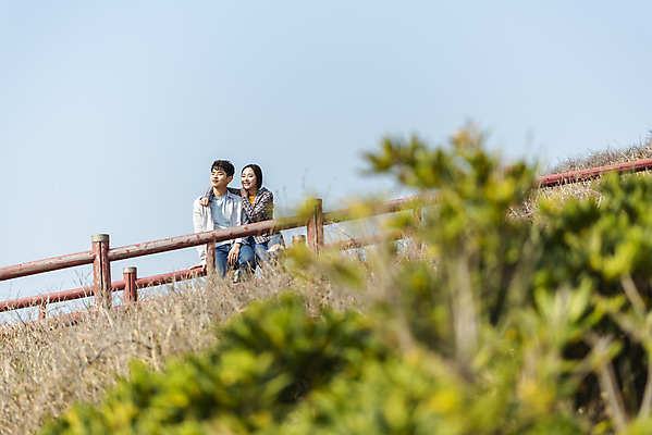 포토 JPG 주간 커플 응시 여자 남자 여행 난간 자연 휴식 아웃도어 사랑 미소 사람 상반신 20대 성인 야외 두명 앞모습 30대 친구 울타리 제주도 기댐 다정 봄 트래킹 한국인 들풀 국내여행 올레길 용머리해안 제주도여행 성인만 어깨에손 국내포토 자연요소 시선 계절 감정 길 뷰포인트 컨셉 관계 모션 레저 한국 표정 동양인 청년 장년 담장 생태계 서귀포 파일형식