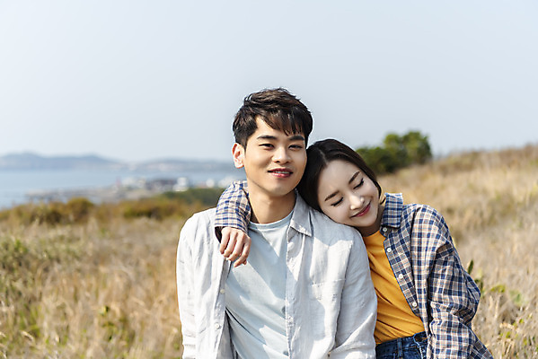 포토 JPG 주간 커플 응시 여자 남자 바다 여행 자연 휴식 아웃도어 사랑 미소 사람 상반신 20대 성인 야외 두명 앞모습 30대 친구 제주도 눈감음 기댐 다정 봄 트래킹 한국인 들풀 언덕 국내여행 올레길 용머리해안 제주도여행 성인만 어깨에손 국내포토 자연요소 시선 계절 감정 길 뷰포인트 컨셉 관계 모션 레저 한국 표정 동양인 청년 장년 생태계 서귀포 파일형식