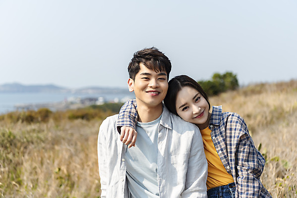 포토 JPG 주간 커플 응시 여자 남자 바다 여행 자연 휴식 아웃도어 사랑 미소 사람 풍경 상반신 20대 성인 야외 두명 앞모습 30대 친구 제주도 기댐 다정 봄 트래킹 한국인 들풀 언덕 국내여행 올레길 용머리해안 제주도여행 성인만 어깨에손 국내포토 자연요소 시선 계절 감정 길 뷰포인트 컨셉 관계 모션 레저 한국 표정 동양인 청년 장년 생태계 서귀포 파일형식