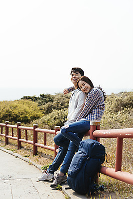 포토 JPG 주간 전신 커플 응시 여자 남자 여행 배낭 난간 자연 휴식 아웃도어 사랑 서기 미소 사람 20대 성인 야외 두명 옆모습 30대 친구 제주도 기댐 다정 봄 트래킹 한국인 들풀 국내여행 올레길 용머리해안 제주도여행 성인만 어깨에손 국내포토 자연요소 시선 계절 감정 길 뷰포인트 컨셉 가방 관계 모션 레저 한국 표정 동양인 청년 장년 생태계 서귀포 파일형식