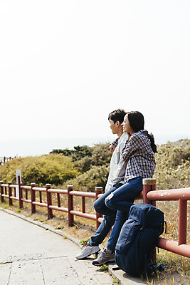 포토 JPG 주간 전신 커플 응시 여자 남자 여행 배낭 난간 자연 휴식 아웃도어 사랑 미소 사람 20대 성인 야외 두명 옆모습 30대 친구 제주도 기댐 다정 봄 트래킹 한국인 들풀 국내여행 올레길 용머리해안 제주도여행 성인만 어깨에손 국내포토 자연요소 시선 계절 감정 길 뷰포인트 컨셉 가방 관계 모션 레저 한국 표정 동양인 청년 장년 생태계 서귀포 파일형식
